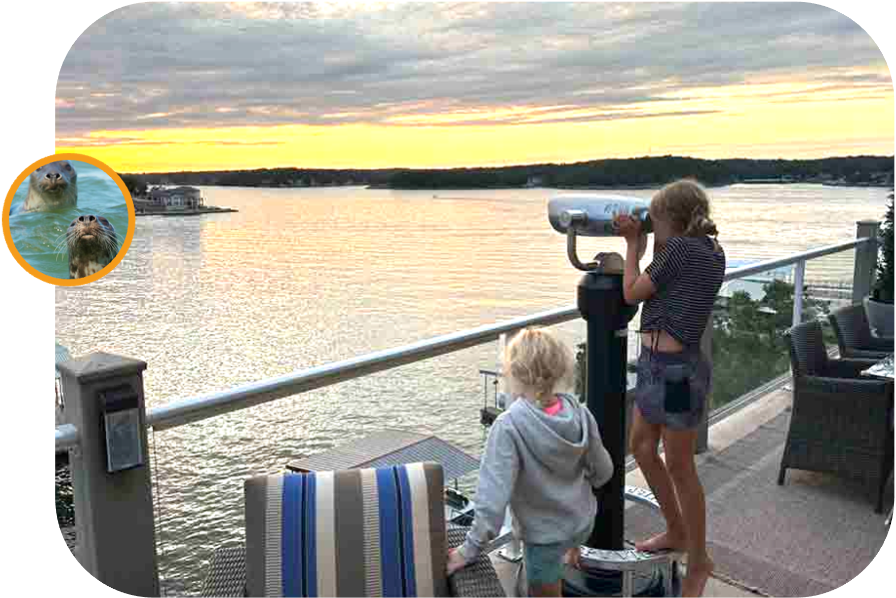 Barn vid solnedgång över sjö
