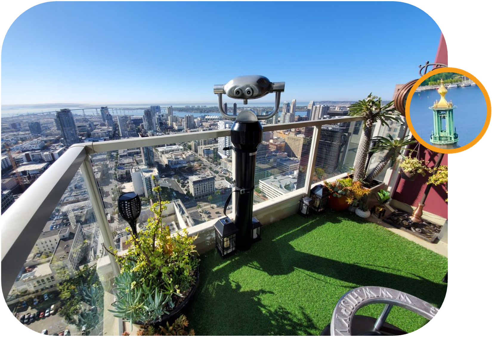 Hi-Spy på takterrass med stadsvy